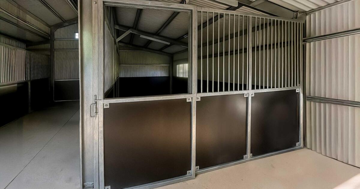 Modern Heavy-duty Indoor Shed horse stable interior vertical bar front and mesh-backed sliding door