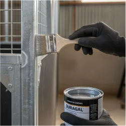 Steel horse stable with clean and low-maintenance finish