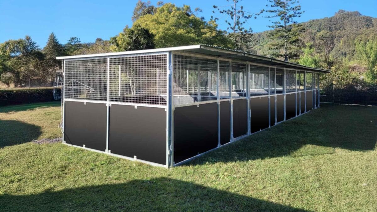4 Horse multi-bay modular horse Stable Sanford Valley